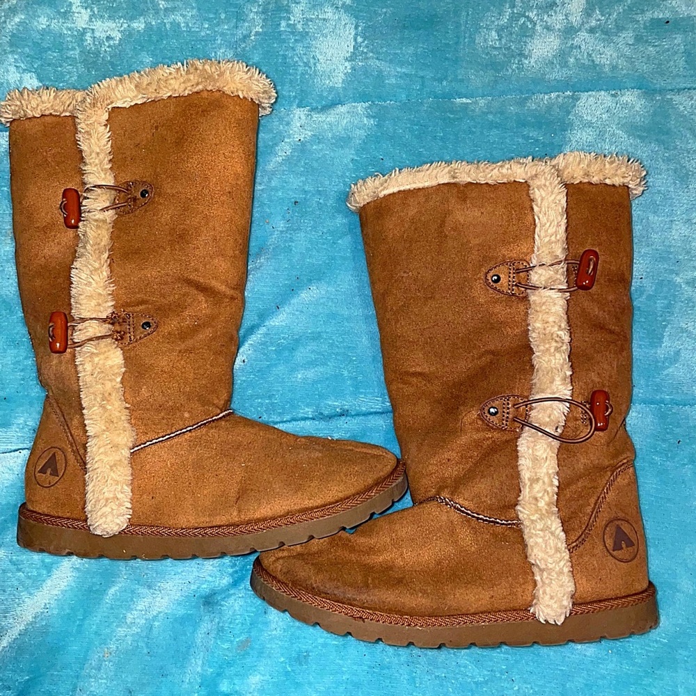 AirWalk double button soft brown faux fur winter boots. Size 5.5